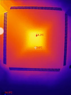 Wärmebild eines FPGA mit einer Höchsttemperatur von 54,3°C nach 20 Minuten DOOM-Spielzeit.
