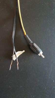 Podłączenie głośników od miniwieży (dwa kable - główne i suuround) do wzmaka. Podłączenie głośników od miniwieży (dwa kable - główne i suuround) do wzmaka.