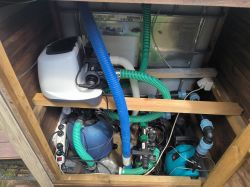 System filtracji basenu w drewnianej skrzyni zawierający generator chloru Intex 5220