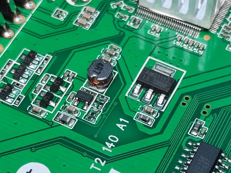 Zbliżenie na elementy elektroniczne na płytce dekodera.