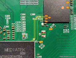 Zbliżenie płyty głównej z układami Mediatek ARM i Toshiba eMMC, oznaczone linie sygnałowe.