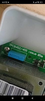 Zbliżenie na płytkę drukowaną z widocznym oznaczeniem 7PCB452/455 issue 05a.