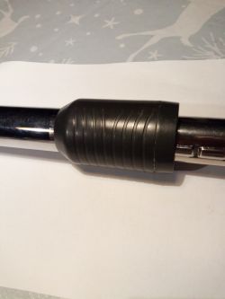 Metalowa rura z zamontowaną czarną plastikową nasadką.