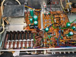 Wnętrze tunera ZRK T-7010 z widocznymi płytkami drukowanymi i komponentami elektronicznymi.