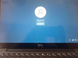 Ekran logowania systemu Windows na laptopie Dell z kontem użytkownika Marcin
