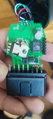 Zdjęcie wnętrza interfejsu VAG z widocznymi elementami elektronicznymi.
