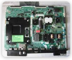 Płyta główna urządzenia elektronicznego z widocznymi elementami i złączami.