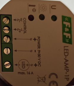 Zbliżenie wzmacniacza LED F&amp;F LED-AMP-1P z widocznymi złączami i oznaczeniami
