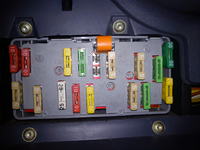 Peugeot 106 I 92' - Opis bezpieczników pod kierownicą.