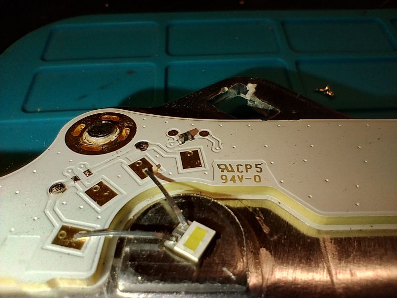 Nahaufnahme einer Leiterplatte (PCB) mit verlöteter LED, Leiterbahnen und Kennzeichnungen.