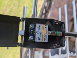 Wzmacniacz antenowy LNA-169-5G HFO zamontowany w obudowie na maszcie anteny