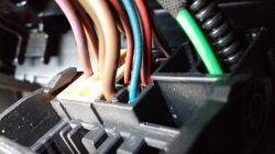 Zbliżenie na kostkę zasilania radia w samochodzie.