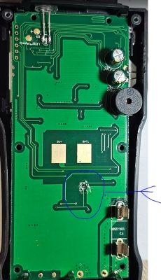 Wnętrze multimetru z widoczną płytką PCB i brakującym elementem elektronicznym