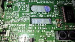 Zbliżenie na płytę główną telewizora Samsung z oznaczeniami modelu BN41-02695A.