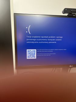 Zdjęcie ekranu z niebieskim ekranem błędu (BSOD) w systemie Windows 11.
