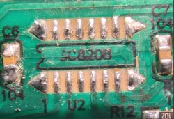 Zbliżenie układu scalonego SC8208 na zielonej płytce PCB z oznaczeniem U2