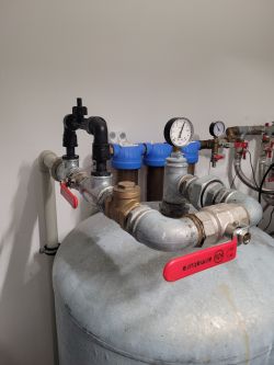 Instalacja wodna z ciśnieniowym zbiornikiem hydroforowym i manometrami
