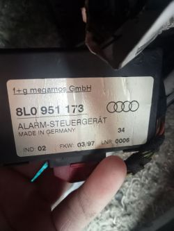 Czy wypięcie sterownika alarmu Audi A3 8L wpływa na zapłon?