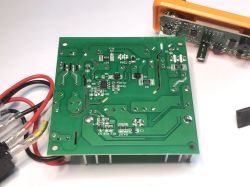 Widok zbliżony na spodnią stronę płytki drukowanej (PCB) z elektroniką zasilacza stacji lutowniczej, widoczne ścieżki, elementy SMD oraz przewody zasilające.