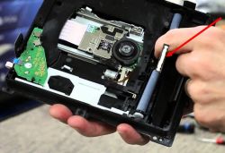 Ps4 Cuh 1004 - Gdzie zamontować część znalezioną pod napędem?