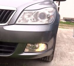 Samochód z włączonymi światłami przeciwmgielnymi