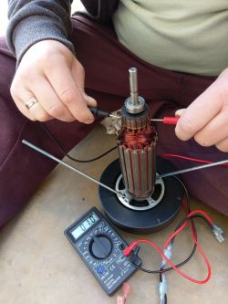 Bieżnia wyzwala bezpiecznik przy uruchomieniu.