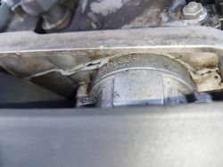 Zbliżenie na silikon uszczelniający przy pokrywie zaworów silnika Audi
