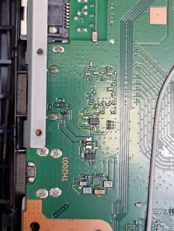 Zbliżenie na płytę główną PS4 Slim z zaznaczonym układem.