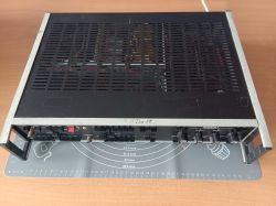 Generator impulsowy PGP-5A na biurku, widok z góry na panel sterowania