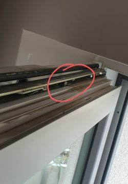 Widok okuć górnej części okna balkonowego z zaznaczonym miejscem blokady.