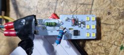 Płytka drukowana z elementami elektronicznymi, w tym rezystorami i diodami LED.