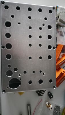 Aluminiowa obudowa z perforacjami do urządzenia elektronicznego.