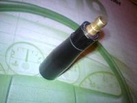 Dodatkowe gniazdo lub wtyk WN na kopułce aparatu zapłonowego.