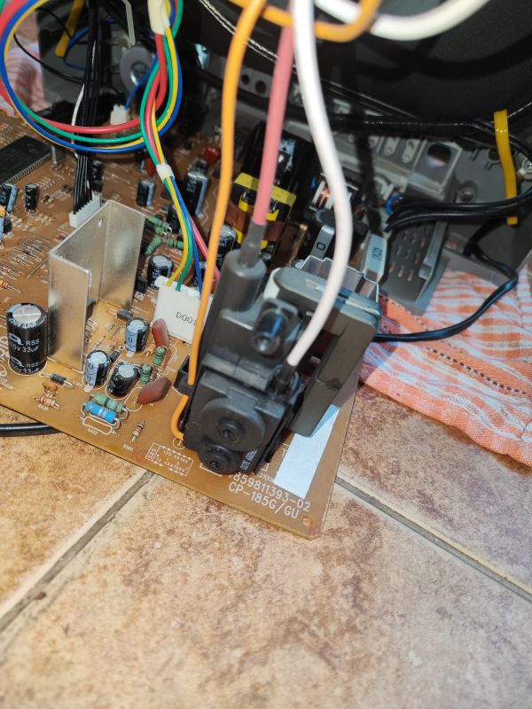 Widok wnętrza telewizora kineskopowego Daewoo K14C5GT, pokazujący płytkę główną z elementami elektronicznymi i przewodami.
