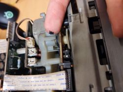 Wnętrze magnetofonu z widocznymi komponentami elektronicznymi.