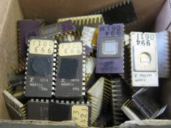 Stare układy scalone EPROM i mikroprocesory w kartonowym pudełku