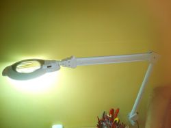 Warsztatowa lampa z lupą - prezentacja