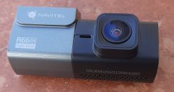 Wideorejestrator samochodowy Navitel R66 2K Night Vision leżący na brązowej powierzchni.