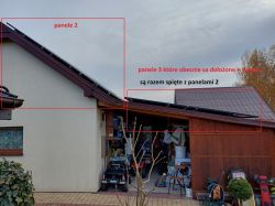 Instalacja fotowoltaiczna na dachu domu z czerwoną obwódką obejmującą dwa zestawy paneli.