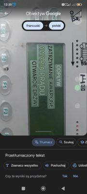 Ekran wyświetlacza z komunikatem o błędzie otwarcia drzwi i awaryjnym zatrzymaniu opróżniania.