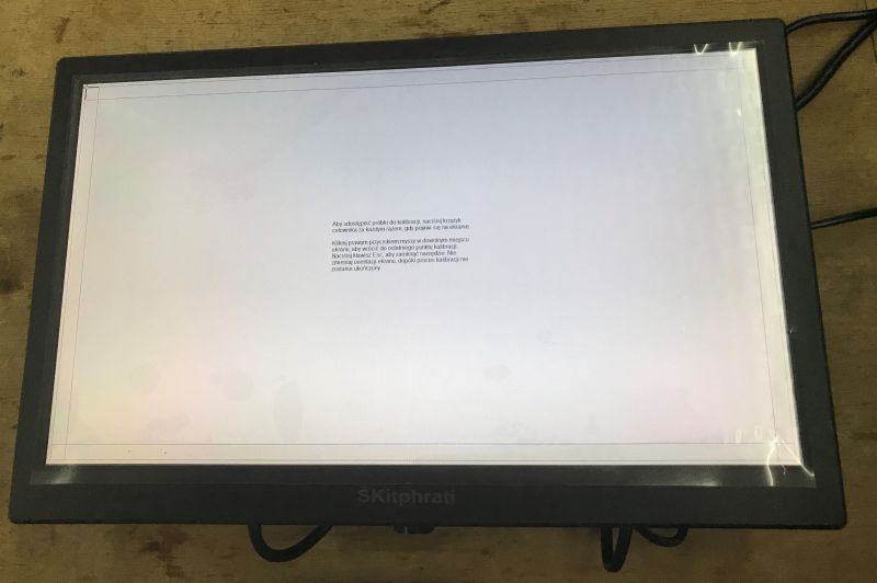 SKitphrati touchscreen monitor during screen calibration in Windows