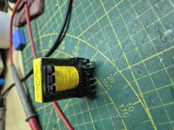 Transformator impulsowy z oznaczeniem D2 YJ-212S sf902-B na macie pomiarowej