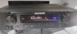 Odbiornik AV Marantz NR1601 z wyświetlaczem pokazującym BLU-RAY.