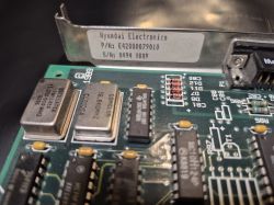 Stara karta ISA 16-bit z złączem 9-pin D-sub i oznaczeniem Hyundai Electronics E42080079010.