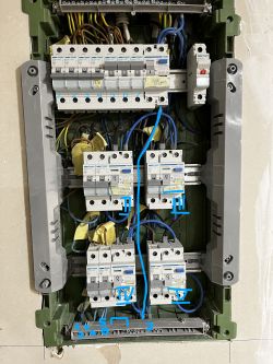 Rozłączanie RCD po podłączeniu obciążenia do gniazda elektrycznego.