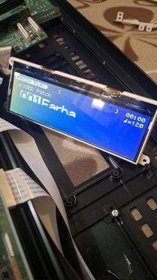 Wyświetlacz elektronicznego instrumentu z napisem 001 Farha na niebieskim tle.