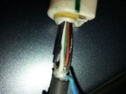 Zbliżenie na uszkodzoną wiązkę sześciu kabli, dwa styknęły się ze sobą.