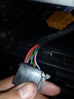 Audi A4 B5: Jakie kable zamienić, gdy radio nie zapamiętuje stacji?