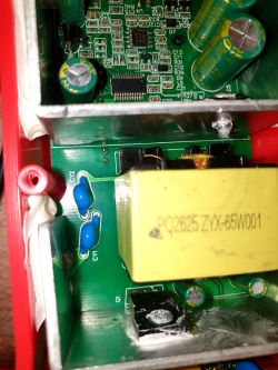 Zbliżenie na płytkę PCB prostownika z żółtym transformatorem PQ2625 ZYX-65W001
