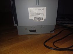 Tył telewizora kineskopowego Pro2 z widocznym złączem SCART i etykietą z informacjami technicznymi.